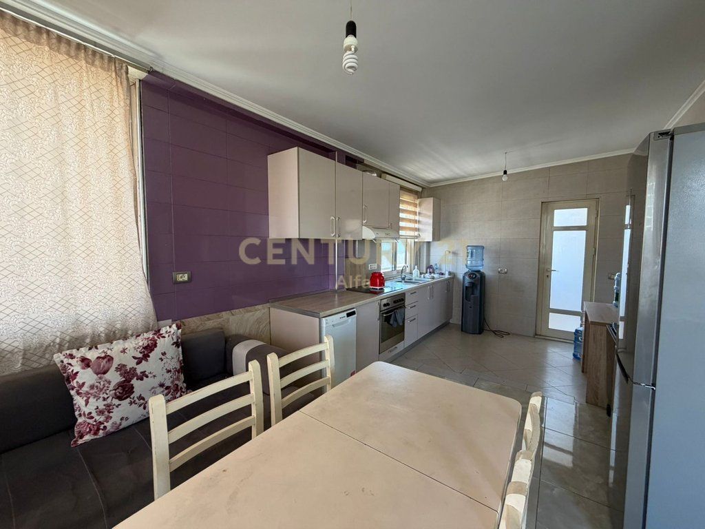 Ufficio Premium 210 m² con Veranda e Vista sul Lago Artificiale di Tirana – 5° Piano