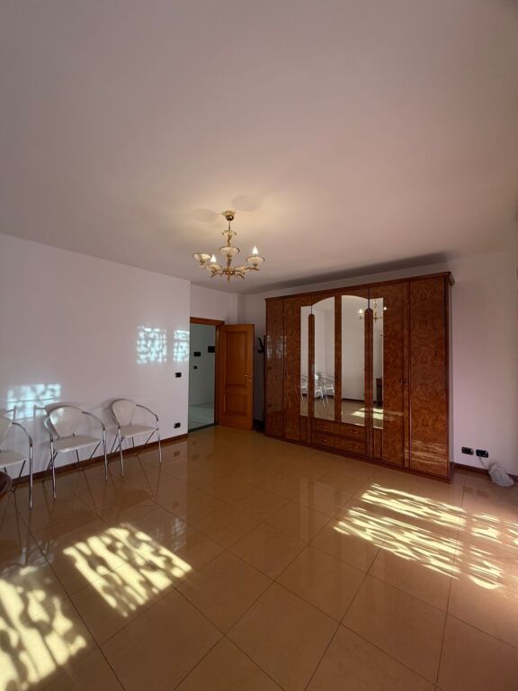 Jepet me Qira Apartament  3+1