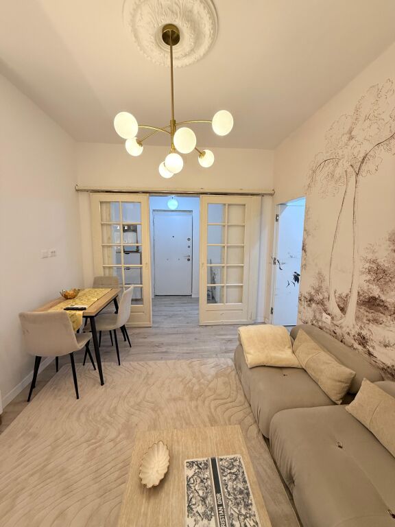 🏡 Shitet Apartament 2+1 tek Kinema Agimi, Bllok – 235,000 €