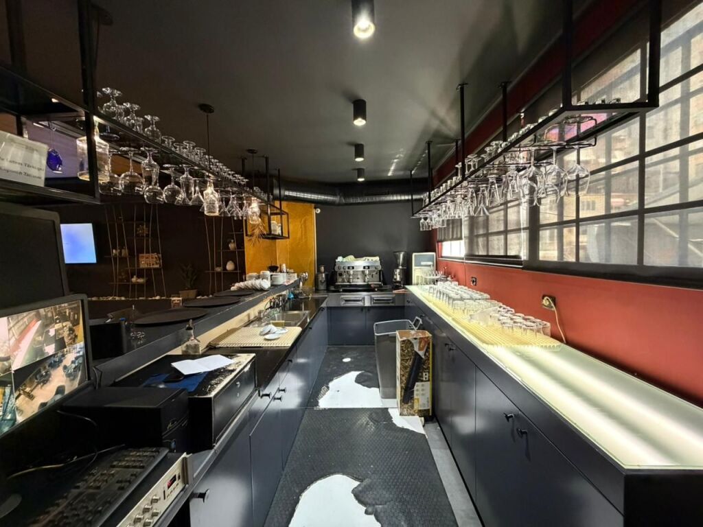 Bar Kafe per qira tek Pallati me Shigjeta.