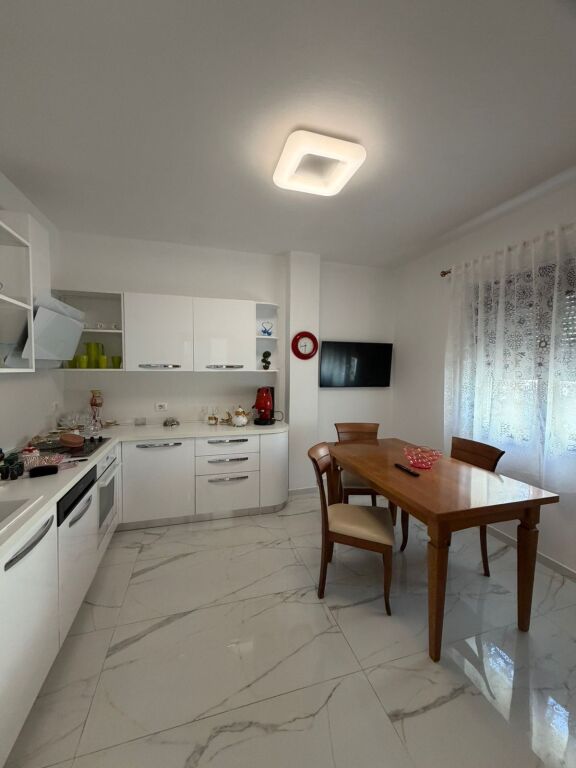 Jepet me Qira Apartament  3+1