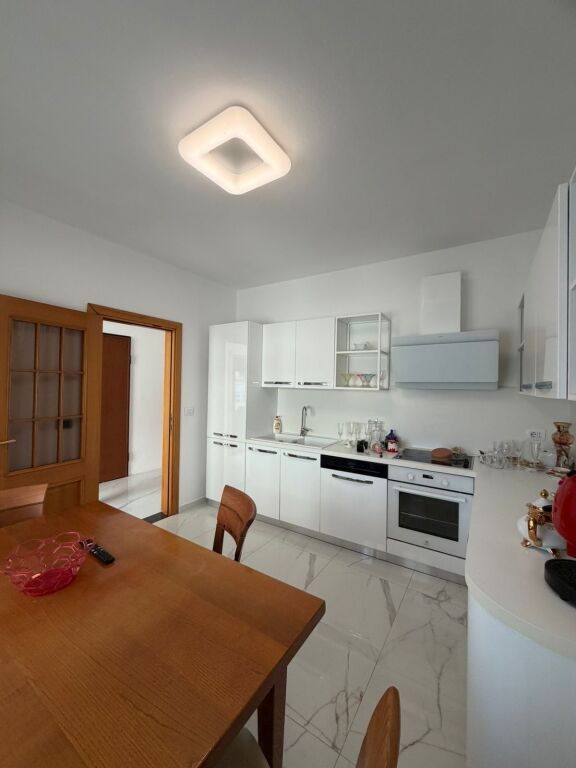 Jepet me Qira Apartament  3+1