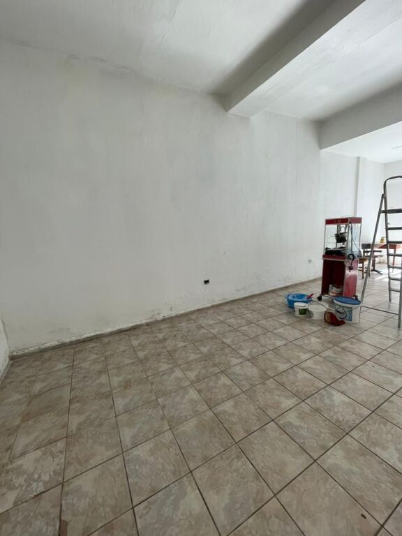 Dyqan 1+1 Me Qira në Kryqi i Kuq, Durrës