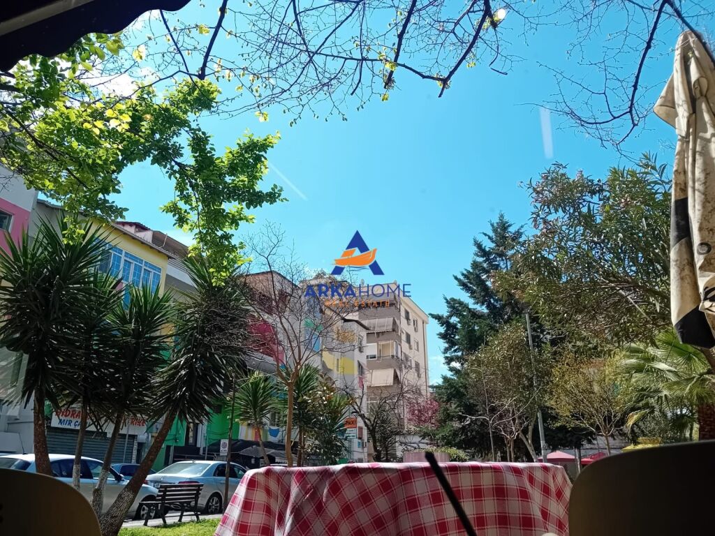 JEPET AMBIENT BIZNESI ME QERA 150M2 "PRANË GJYKATËS CIVILE, VASIL SHANTO" 2500 EURO