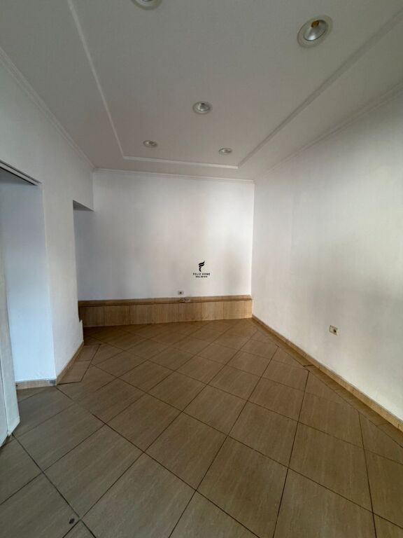 NEGOZIO IN AFFITTO 35 M2 PAZARI I RI 40.000 LEKE FH-79367