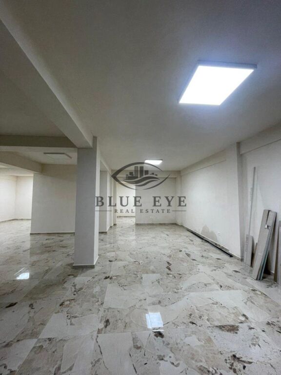 Dyqan 1+1 Me Qira në Kryqi i Kuq, Durres