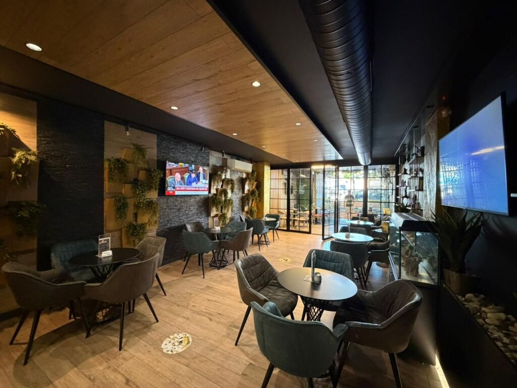 Bar Kafe per qira tek Pallati me Shigjeta.