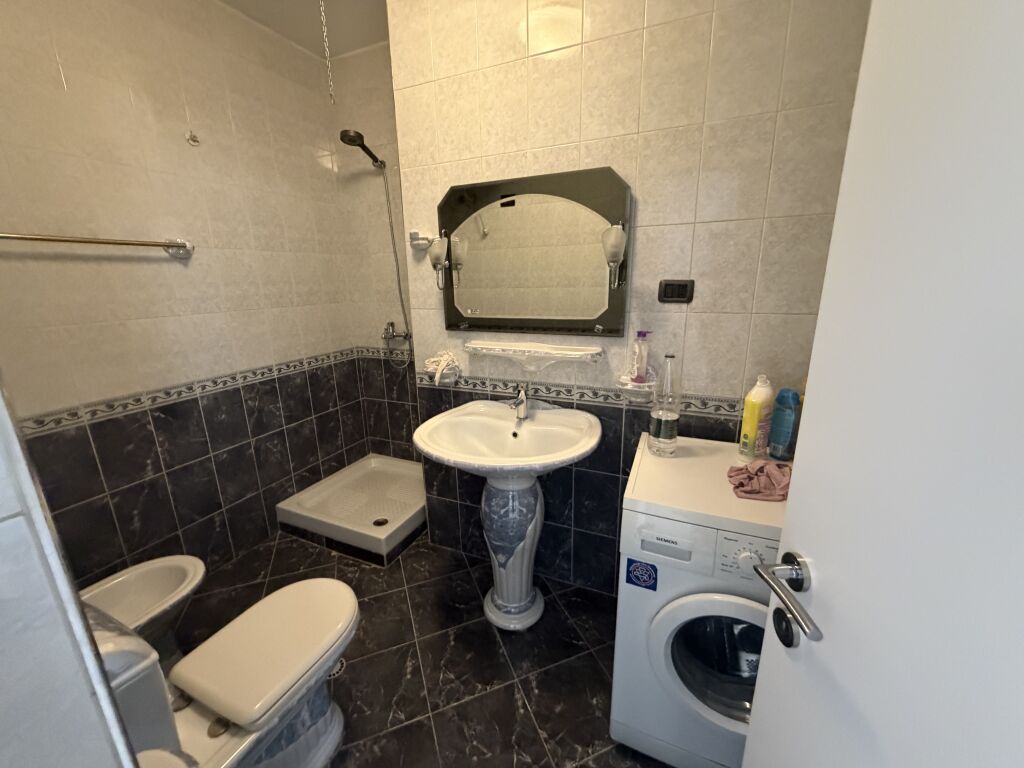 2+1,9 piani centro,1000 euro ,parcheggio 100 euro