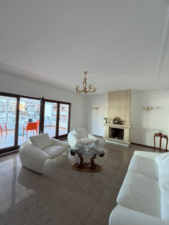 Jepet me Qira Apartament  3+1