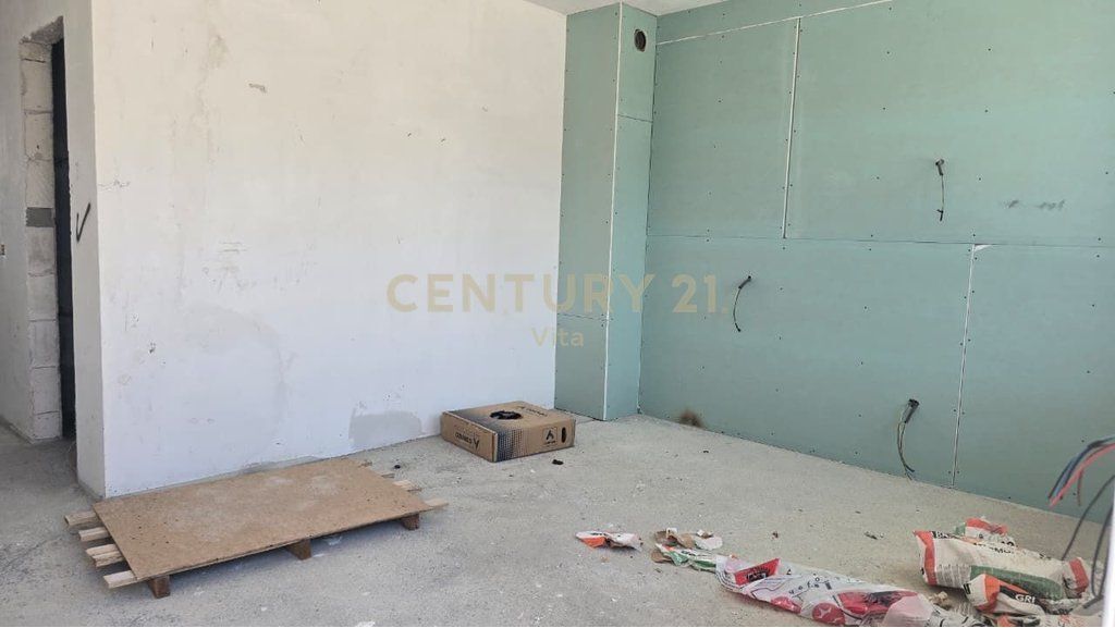 SHITET 1+1 ME OBORR NE " PORTO LALZI " HAMALLAJ !    215,000 €