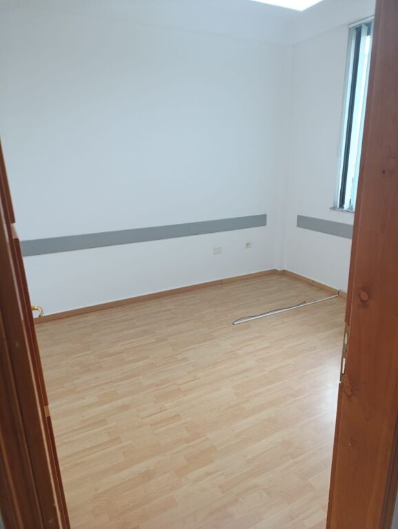 Affitto | Ambjent Biznesi | Rruga Vllazën Huta | 400 €/mese