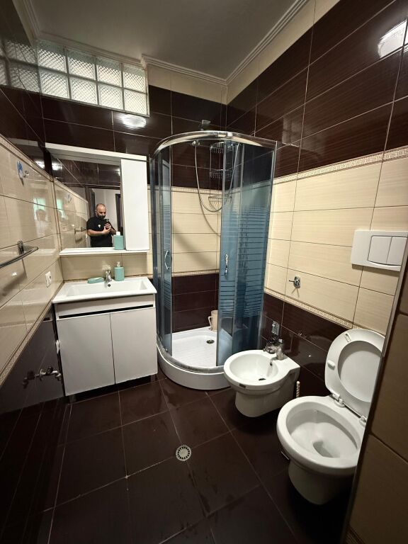 Jepet me qera 1+1 tregu electric kat 2 private 50000 lek
