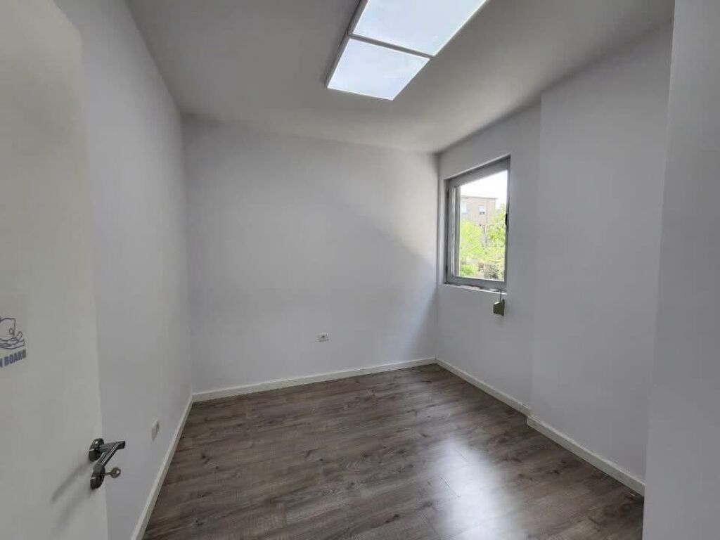 🏢 Jepet me qira ambient zyre tek 📍Stadiumi Dinamo💰 80.000 Lekë/muaj (neto)