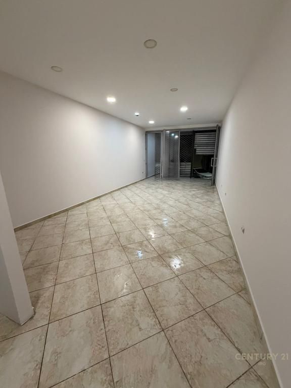 Locale in affitto in via Muhamet Gjollesha