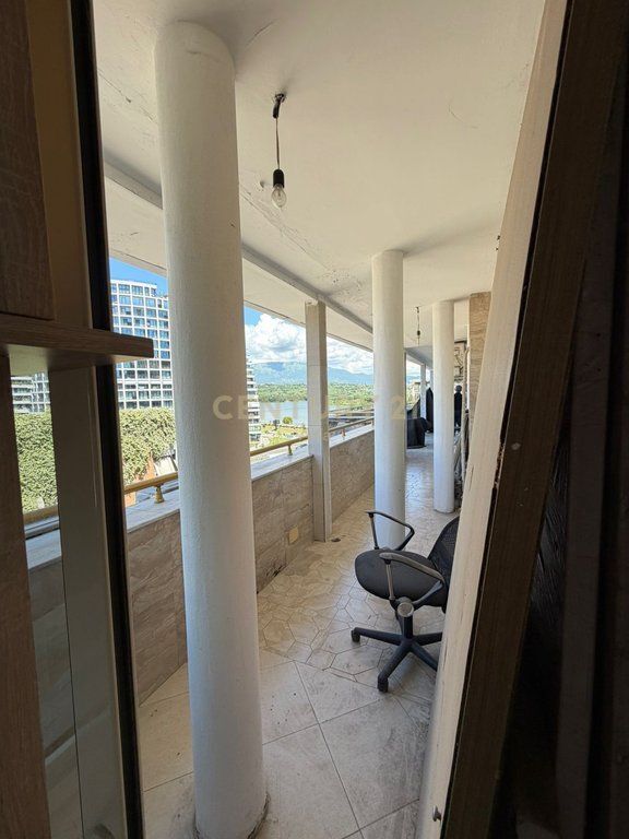 Ufficio Premium 210 m² con Veranda e Vista sul Lago Artificiale di Tirana – 5° Piano