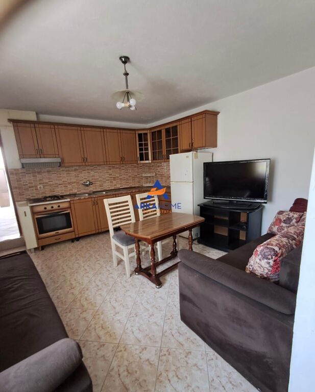 JEPET APARTAMENT ME QERA 2+1 "ISH UZINA E AUTOTRAKTORIT, SHKOZË" 30.000 LEKE