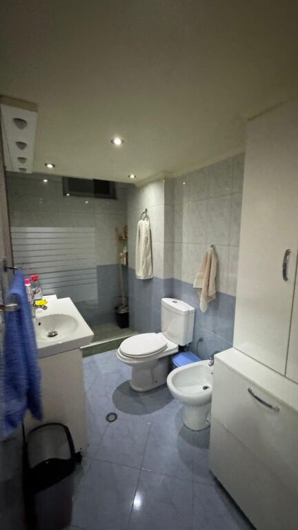Shitet Apartament 2+1
