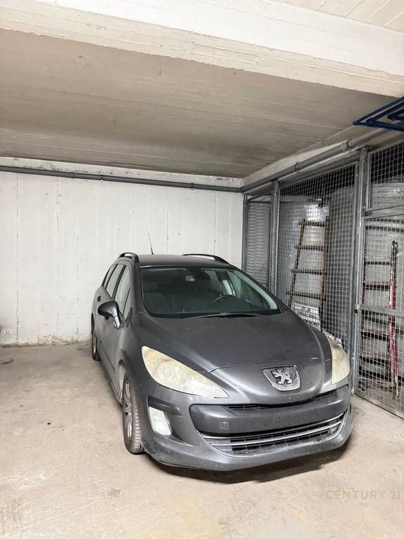 UFFICIO 3+1+2+POSTO AUTO IN AFFITTO IN VIA ELBASANI 1.000 € /Mese