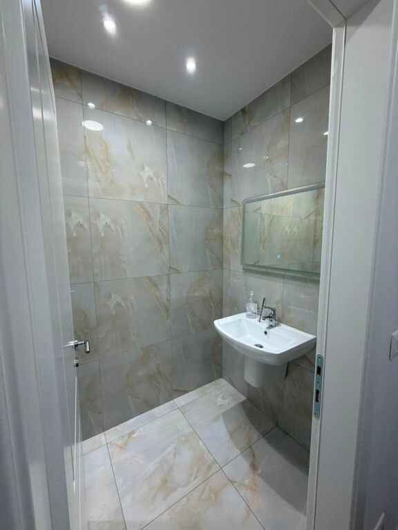 🏢 Jepet me qira apartament 2+1 + post parkimi  📍 Rruga e Kosovarëve, Lake View Residence💰 1.420 €/muaj