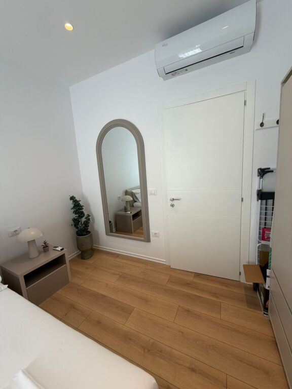 Tirane Commune of Paris, apartment 1+1+Balcony for rent, 2nd floor, 70 m², 105,000 Leke (Parking included in the price)