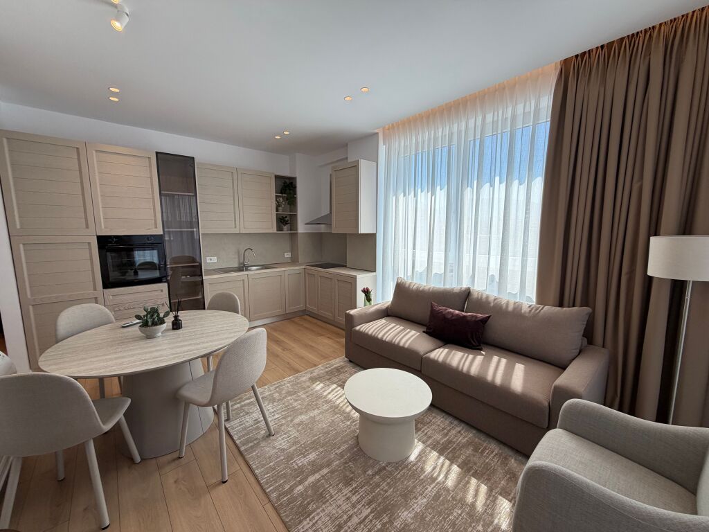 🏡 JEPET ME QIRA APARTAMENT 1+1 + POST PARKIMI – KOMUNA E PARISIT  📍 Ndodhet në zonën e Komunës së Parisit, një nga zonat më të preferuara për banim në Tiranë.  ✨ Arredim modern dhe bashkëkohor 🛋️ Sallon + ambient gatimi 🛏️ 1 dhomë gjumi 🚿 1 tualet 🚗 Post parkimi i përfshirë Kati 6   ✔️ Apartament i investuar dhe i mobiluar me kujdes, i përshtatshëm për çifte ose individë që kërkojnë komoditet dhe akses të lehtë në çdo shërbim.  💰 Çmimi: 105,000 Lekë/Muaj  📞 Për më shumë informacion ose për një vizitë në pronë, na kontaktoni.