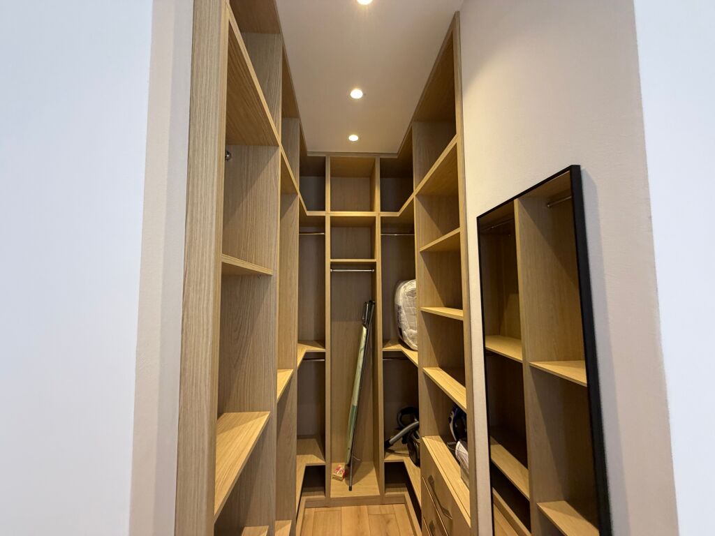 🏡 JEPET ME QIRA APARTAMENT 1+1 + POST PARKIMI – KOMUNA E PARISIT  📍 Ndodhet në zonën e Komunës së Parisit, një nga zonat më të preferuara për banim në Tiranë.  ✨ Arredim modern dhe bashkëkohor 🛋️ Sallon + ambient gatimi 🛏️ 1 dhomë gjumi 🚿 1 tualet 🚗 Post parkimi i përfshirë Kati 6   ✔️ Apartament i investuar dhe i mobiluar me kujdes, i përshtatshëm për çifte ose individë që kërkojnë komoditet dhe akses të lehtë në çdo shërbim.  💰 Çmimi: 105,000 Lekë/Muaj  📞 Për më shumë informacion ose për një vizitë në pronë, na kontaktoni.