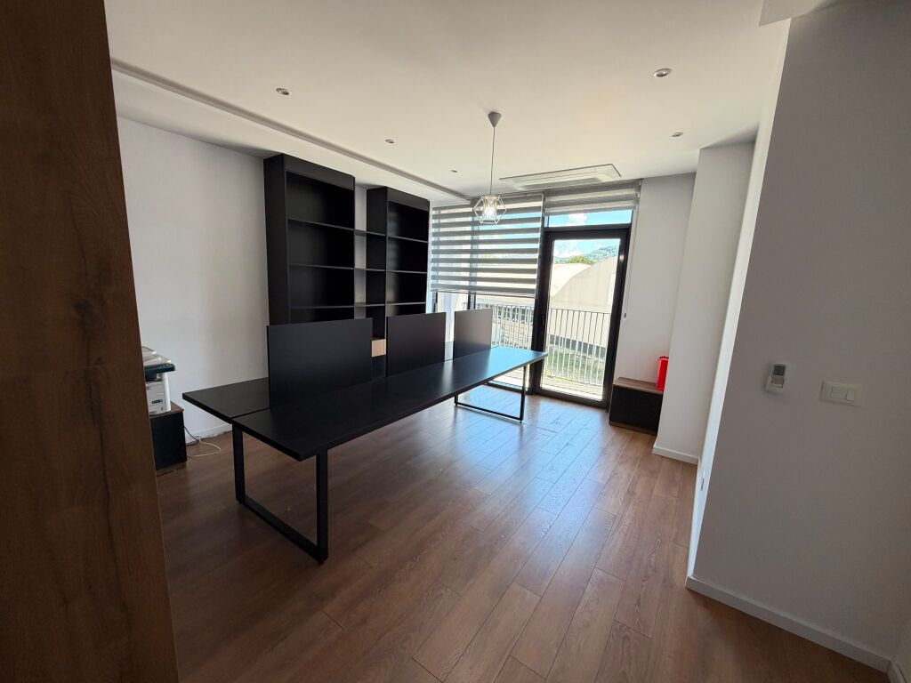 Jepet apartament  me qira  2+1 + post parking Tek Lake View
