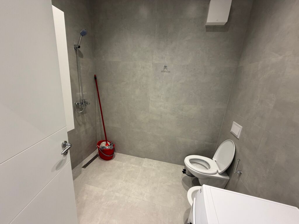 🏡 JEPET ME QIRA APARTAMENT 1+1 + POST PARKIMI – KOMUNA E PARISIT  📍 Ndodhet në zonën e Komunës së Parisit, një nga zonat më të preferuara për banim në Tiranë.  ✨ Arredim modern dhe bashkëkohor 🛋️ Sallon + ambient gatimi 🛏️ 1 dhomë gjumi 🚿 1 tualet 🚗 Post parkimi i përfshirë Kati 6   ✔️ Apartament i investuar dhe i mobiluar me kujdes, i përshtatshëm për çifte ose individë që kërkojnë komoditet dhe akses të lehtë në çdo shërbim.  💰 Çmimi: 105,000 Lekë/Muaj  📞 Për më shumë informacion ose për një vizitë në pronë, na kontaktoni.
