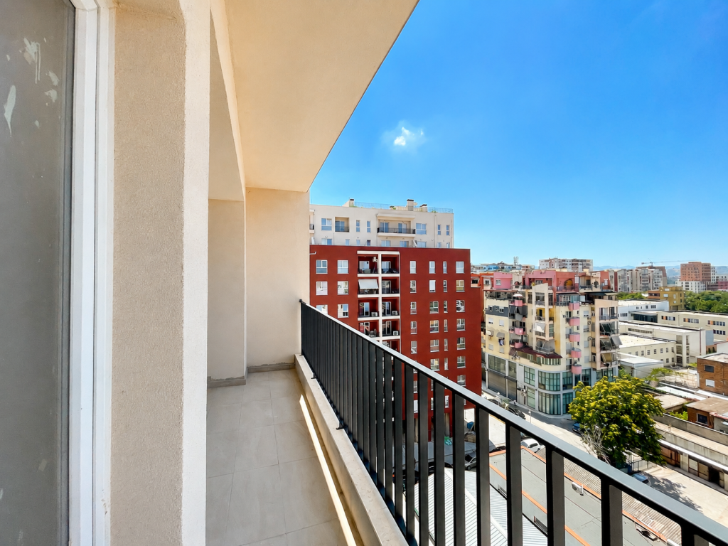 Shitet Apartament 2+1 ne katin e 7 tek Aura