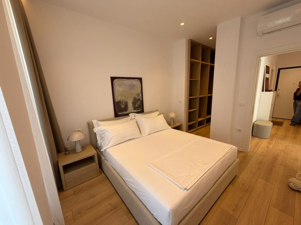 🏡 FOR RENT APARTMENT 1+1 + PARKING SPACE – PARIS COMMUNE💰 Price: 105,000 Lek/Month