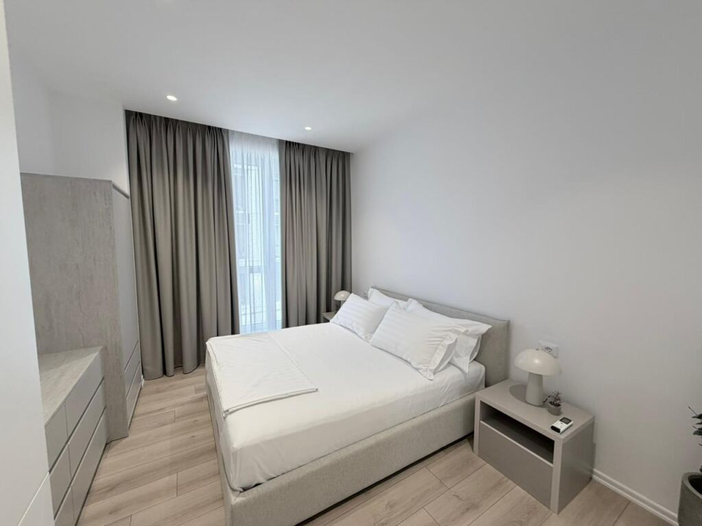 🏡 JEPET ME QIRA APARTAMENT 1+1 + POST PARKIMI – KOMUNA E PARISIT💰 Çmimi: 105,000 Lekë/Muaj