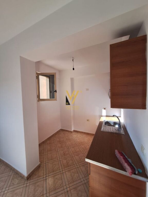 VENDESI APPARTAMENTO 2+1+2+VERANDA A FIER 75.000 EURO