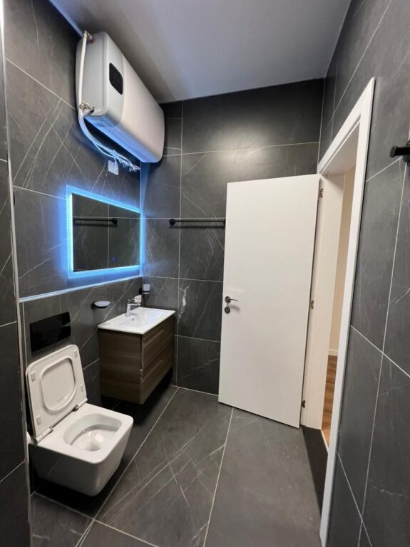 🏢 Jepet Ambient Zyre me Qira – Përballë Toptani Center