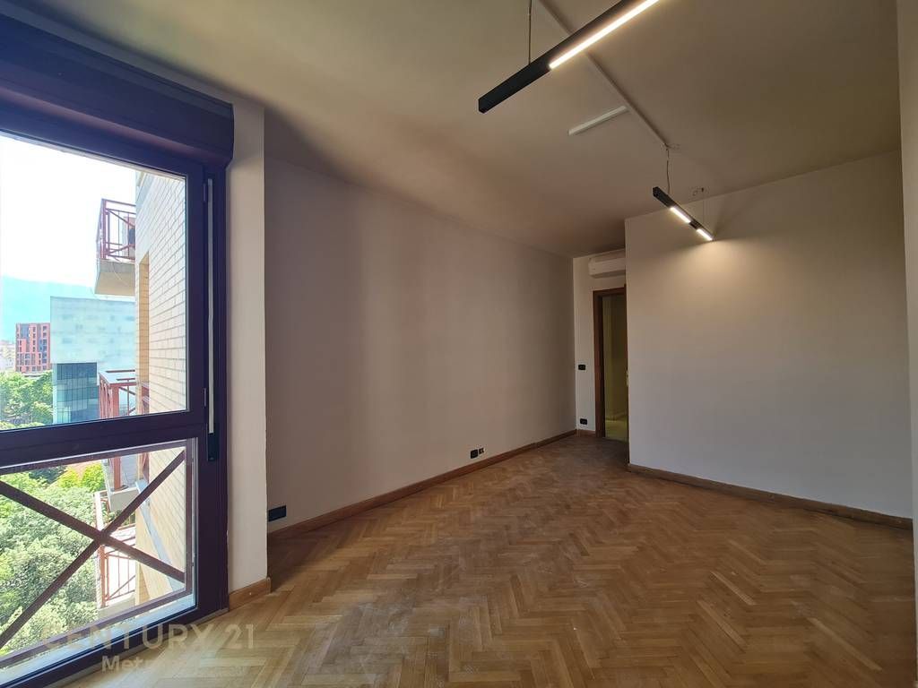 UFFICI IN AFFITTO 130 m NEL CENTRO DI TIRANA!