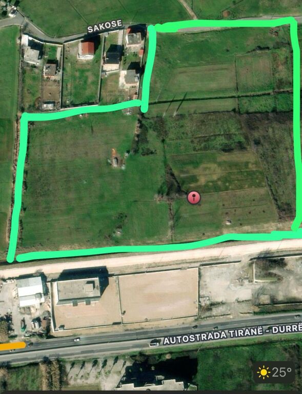 Shitet tokë në Vorë, 24 dynym, pranë autostradës. Çmimi: 70 €/m² (i negociueshëm).