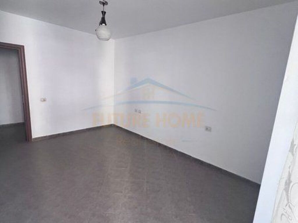 Shitet, Apartament 2+1, Unaza Re