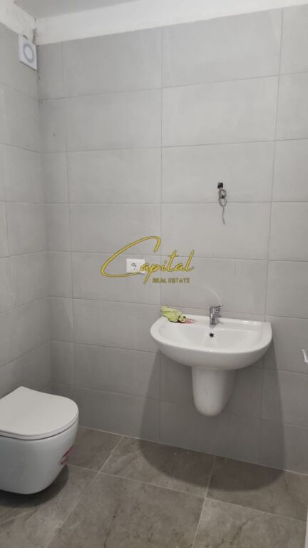 LOCALE COMMERCIALE IN AFFITTO 97 M2 MYSLYM SHYRI 1300 EURO