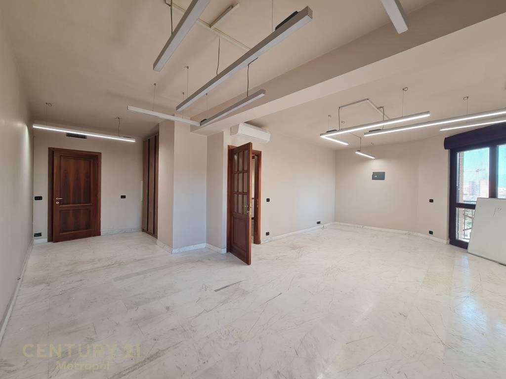 UFFICI IN AFFITTO 130 m NEL CENTRO DI TIRANA!