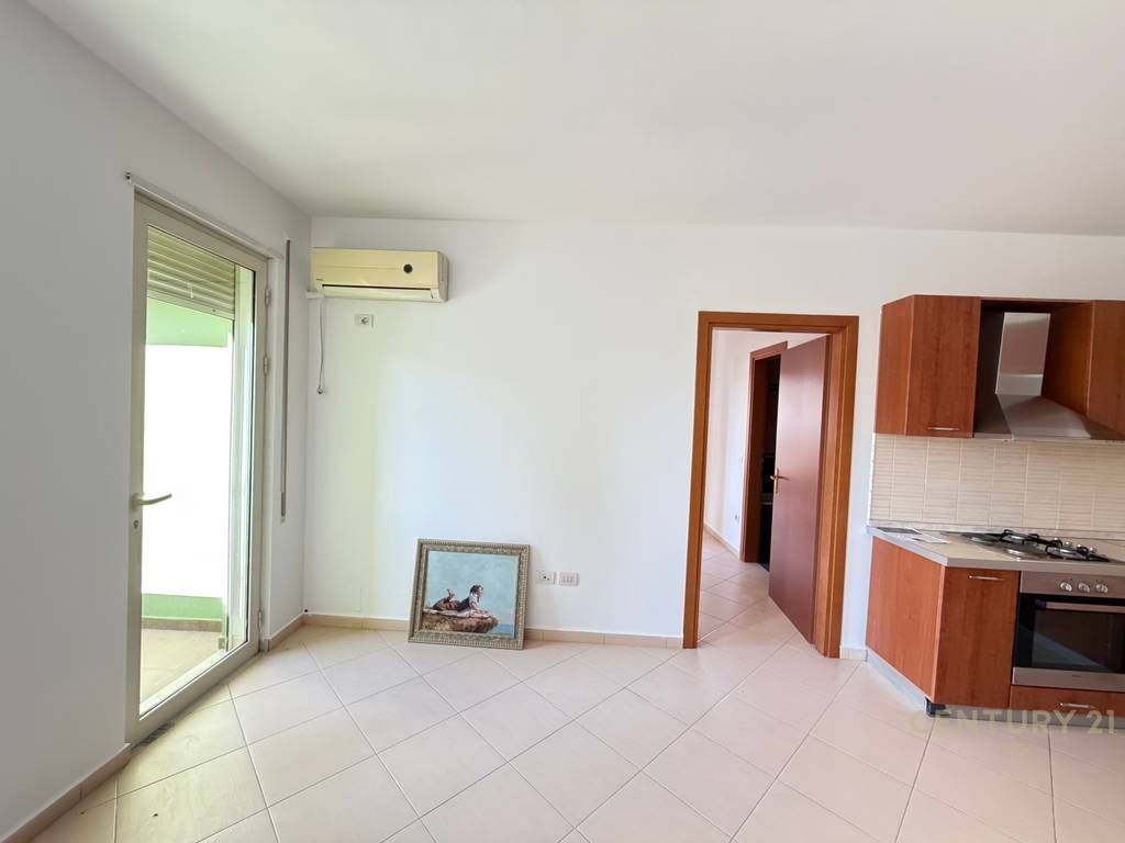 UFFICIO 3+1+2+POSTO AUTO IN AFFITTO IN VIA ELBASANI 1.000 € /Mese