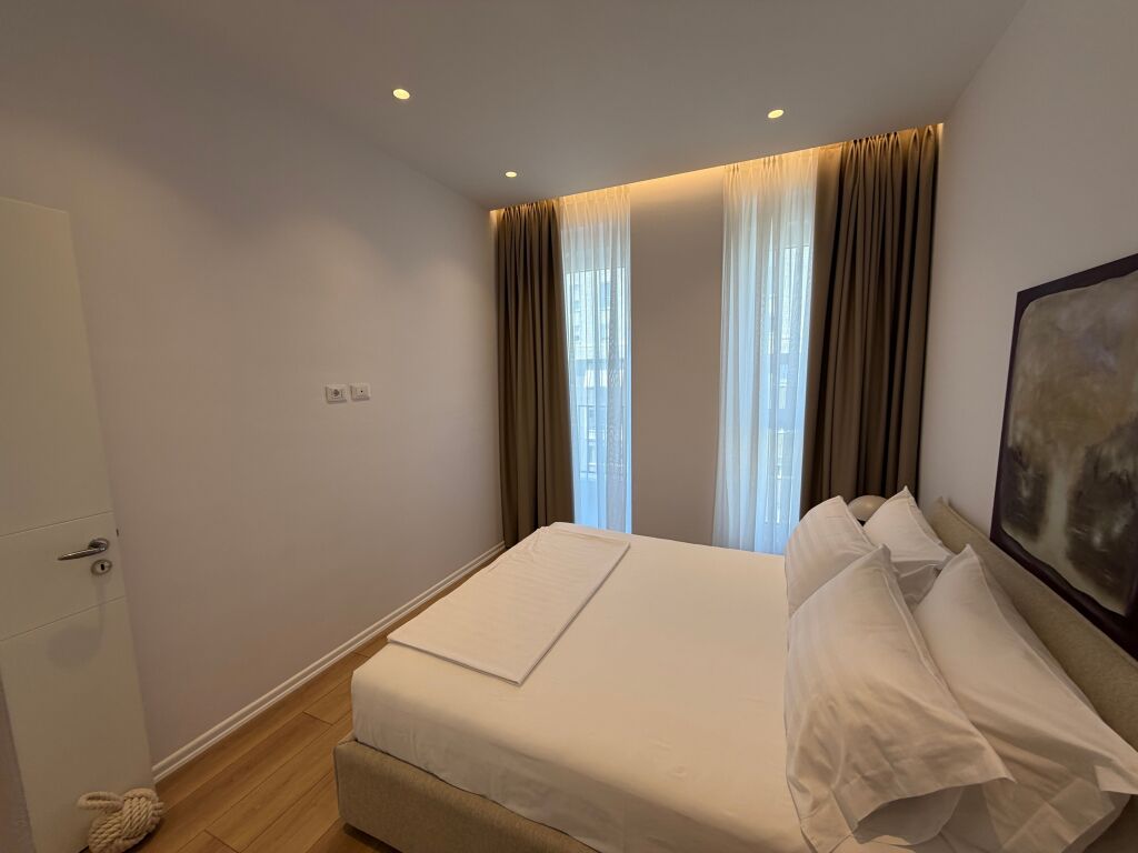 🏡 JEPET ME QIRA APARTAMENT 1+1 + POST PARKIMI – KOMUNA E PARISIT  📍 Ndodhet në zonën e Komunës së Parisit, një nga zonat më të preferuara për banim në Tiranë.  ✨ Arredim modern dhe bashkëkohor 🛋️ Sallon + ambient gatimi 🛏️ 1 dhomë gjumi 🚿 1 tualet 🚗 Post parkimi i përfshirë Kati 6   ✔️ Apartament i investuar dhe i mobiluar me kujdes, i përshtatshëm për çifte ose individë që kërkojnë komoditet dhe akses të lehtë në çdo shërbim.  💰 Çmimi: 105,000 Lekë/Muaj  📞 Për më shumë informacion ose për një vizitë në pronë, na kontaktoni.
