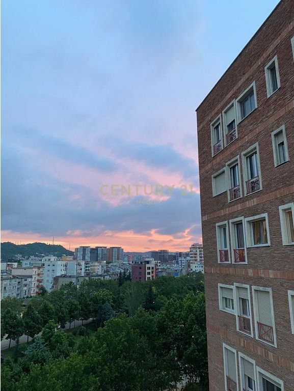 Shitet apartament 4+1 pranë Delijorgji Complex, buzë Bulevardi Bajram Curri.