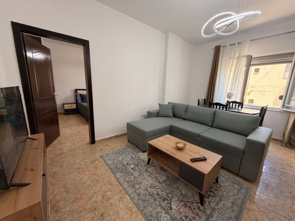 Shitet Apartament 1+1 në Plazh tek Rrota e Kuqe, Durrës