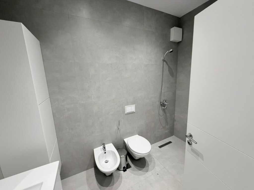 🏡 JEPET ME QIRA APARTAMENT 1+1 + POST PARKIMI – KOMUNA E PARISIT💰 Çmimi: 105,000 Lekë/Muaj