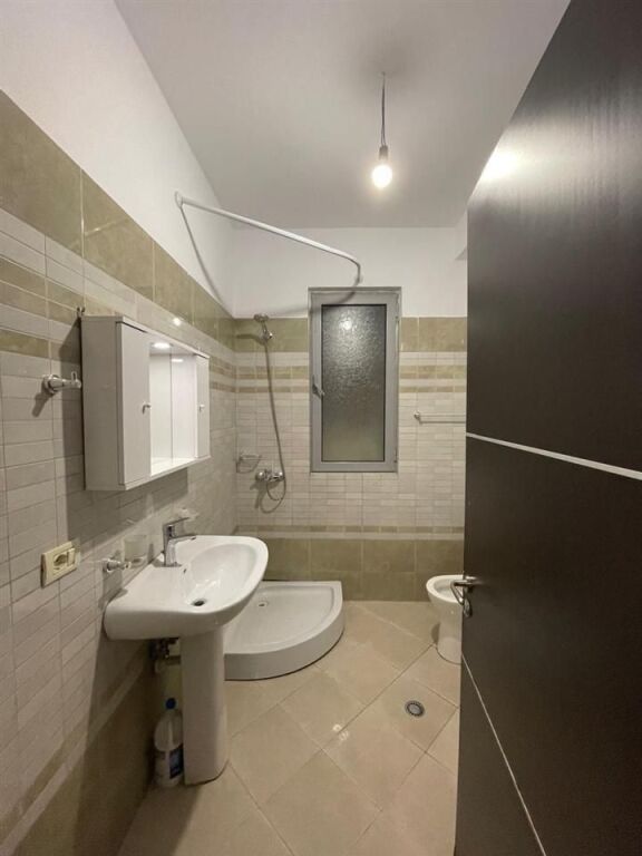 🏢Fresk,Via Dajti affittasi appartamento 2+1 arredato.45,000Leke
