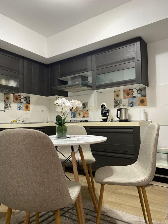 Shitet apartament 4+1 pranë Delijorgji Complex, buzë Bulevardi Bajram Curri. 350,000 €