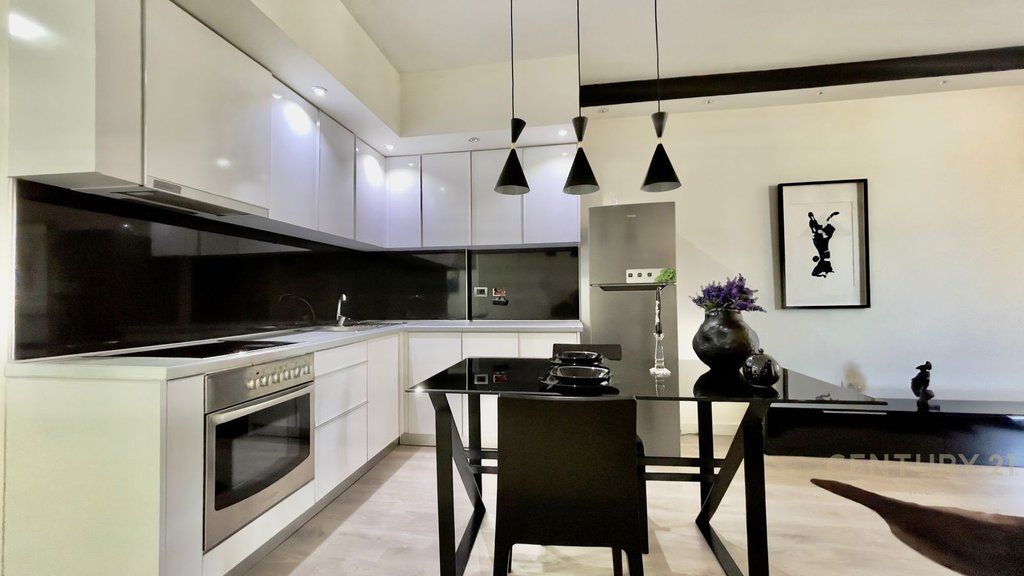 QIRA, APARTAMENT MODERN 1+1, RRUGA KAVAJËS
