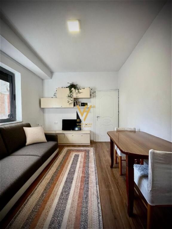 JEPET APARTAMENT 1+1 ME QERA TE RR.HOXHA TAHSIM 40.000 LEKE