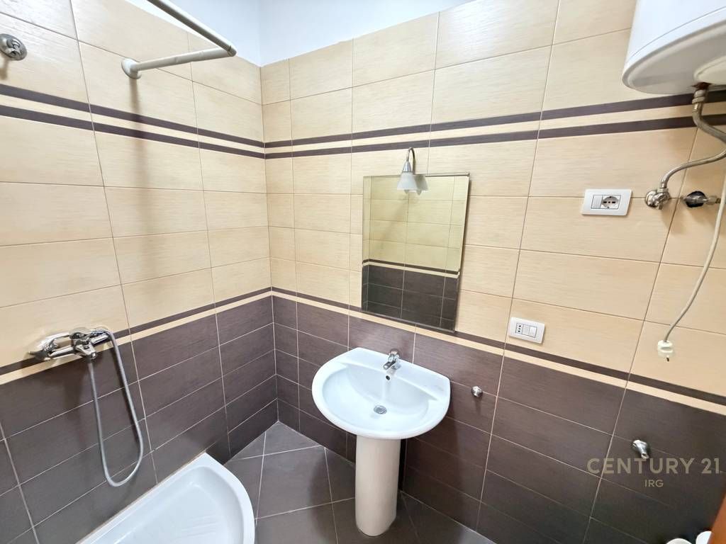 UFFICIO 3+1+2+POSTO AUTO IN AFFITTO IN VIA ELBASANI 1.000 € /Mese
