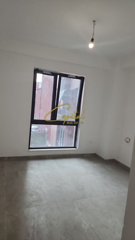 LOCALE COMMERCIALE IN AFFITTO 97 M2 MYSLYM SHYRI 1300 EURO