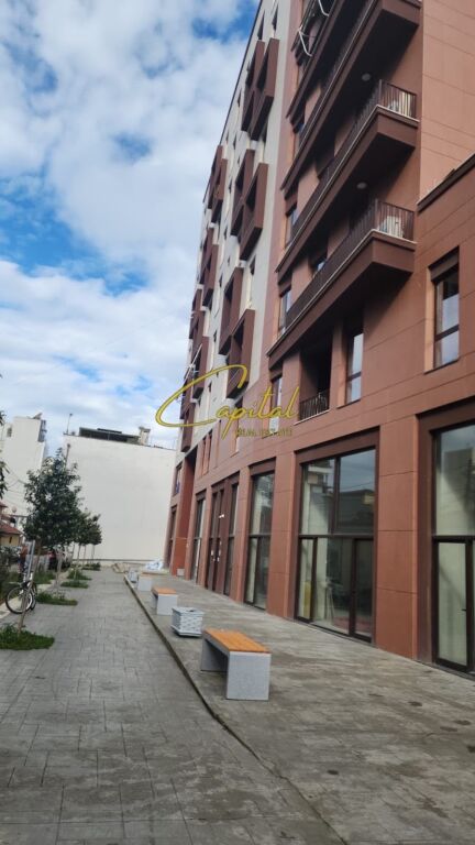 LOCALE COMMERCIALE IN AFFITTO 97 M2 MYSLYM SHYRI 1300 EURO